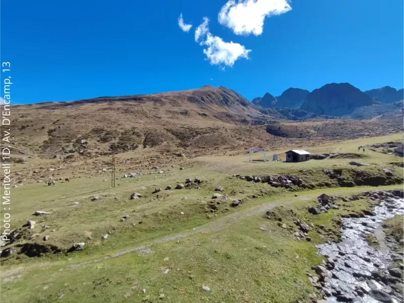 Apartamento con vistas a la montaña de dos dormitorios, también dispone de dos aseos y completo equipamiento. Se encuentra, como todos nuestros apartamentos, a pie de pistas. HUT2-006059