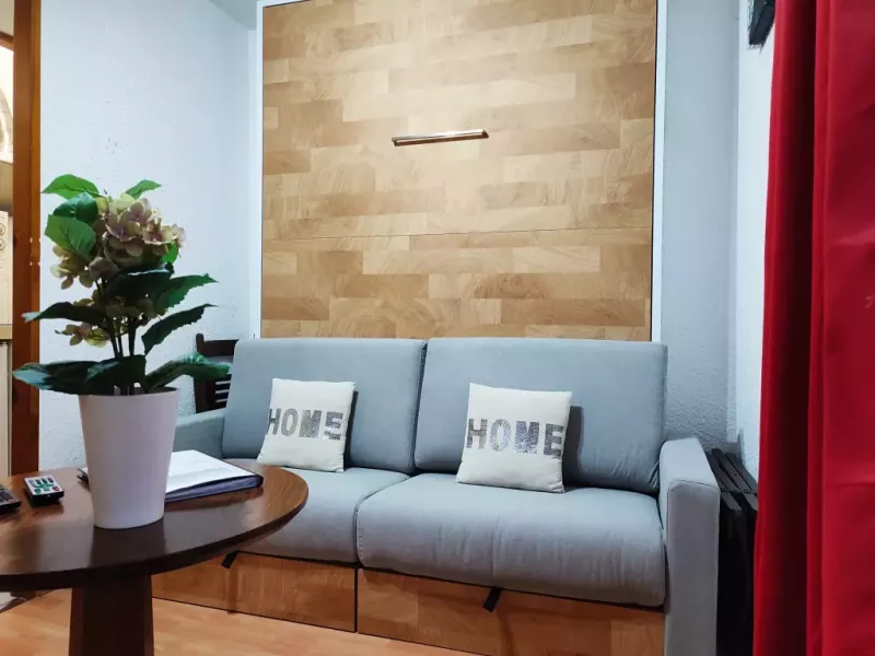 This studio with balcony is located at the foot of the Pas de la Casa slopes, in Plaçeta Sant Josep. Equipped with a double bed 160 x 200 and a single bunk bed 90x190, it accommodates 3 people comfortably, and like all our tourist accommodation, is fully equipped. HUT2-007730