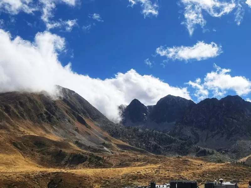 This studio with a large balcony and panoramic view is fully equipped (oven, dishwasher...). It can accommodate up to 4 people, located 30 meters from the TSD4 La Solana chairlift. Situated in a quiet and recently renovated building, it is ideal for a family. HUT2-005946