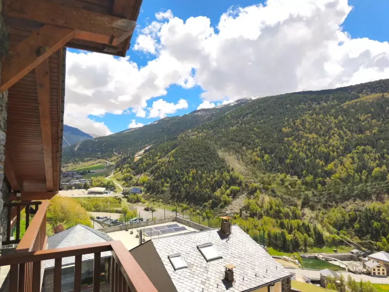 Descubre este precioso dúplex turístico situado en el corazón del tranquilo Valle de Ransol, en Andorra. Amplio, acogedor y totalmente equipado, este apartamento tiene capacidad para hasta 7 personas, siendo el lugar perfecto para disfrutar de unas vacaciones en familia o con amigos.Distribuido en dos plantas, el dúplex cuenta con dos cómodas habitaciones, una encantadora mezzanina y dos baños completos que garantizan una estancia cómoda y relajante. Además, dispone de dos terrazas privadas con impresionantes vistas a las montañas y al entorno natural del valle.Ubicado al pie de los senderos de senderismo del Valle de Ransol, el apartamento es ideal para amantes de la naturaleza y de las actividades al aire libre, tanto en verano como en invierno. La zona es conocida por sus rutas alpinas, lagos de montaña y espectaculares paisajes de los Pirineos andorranos.Disfruta de un ambiente tranquilo y auténtico de montaña, a pocos minutos de estaciones de esquí, restaurantes y servicios.El lugar perfecto para desconectar, relajarse y vivir la esencia de Andorra.