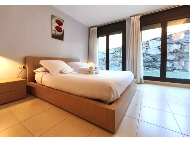 Discover this spacious, welcoming holiday apartment—perfect for groups or families of up to 8 guests. Warm and refined, it features 4 bedrooms including a master suite with a private bathroom and walk-in dressing room for utmost privacy and comfort. There is a second modern bathroom and a separate toilet. Fully equipped (functional kitchen, recent appliances, quality linens, internet connection), the apartment emphasizes convenience and comfort from the moment you arrive. Enjoy a large furnished terrace for 8—ideal for outdoor dining and social moments—and two private parking spaces for a worry-free stay. A balanced blend of elegance and practicality for a relaxing experience.