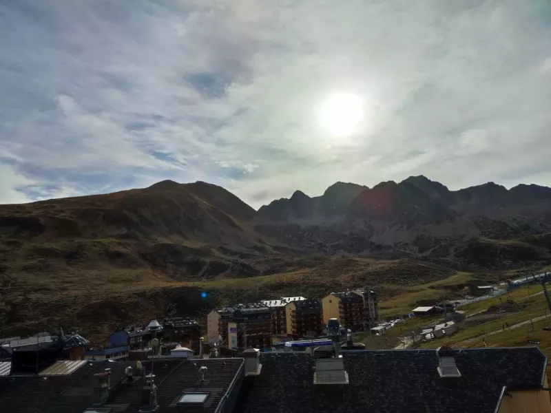 Unclosed two-bedroom duplex with mountain view. Very well equipped kitchen and mountain style in this apartment at the foot of the slopes which can accommodate up to 6 people. HUT2-005947