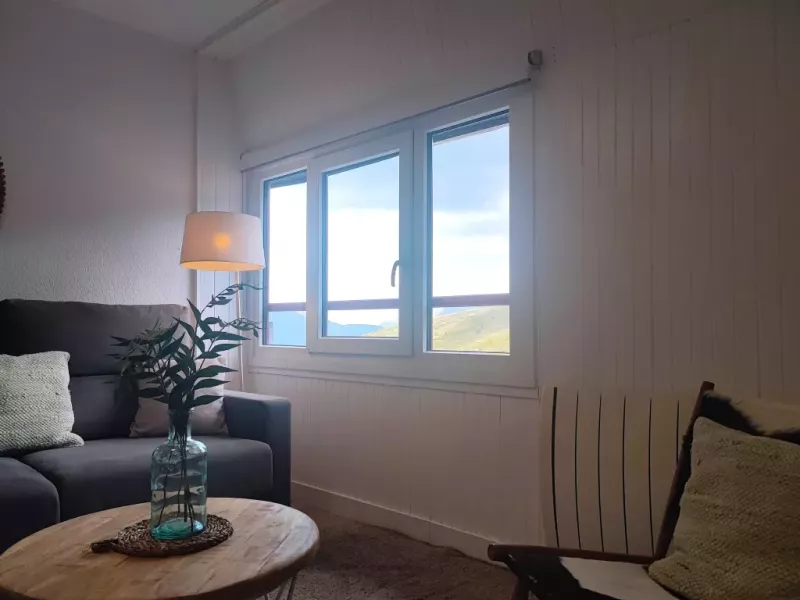 This bright studio, tastefully decorated and offering stunning mountain views, warmly welcomes you at the foot of the slopes. Fully equipped for your comfort, it also features a ski storage closet. Its prime location allows you to easily access all the amenities of the village.