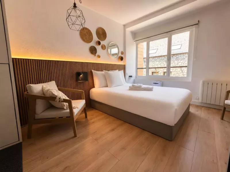 Este estudio renovado con buen gusto a pie de pistas le da una cálida bienvenida con un completo equipamiento. Tiene un armario de esquí y es fundamental para las comodidades del pueblo. HUT2-005559