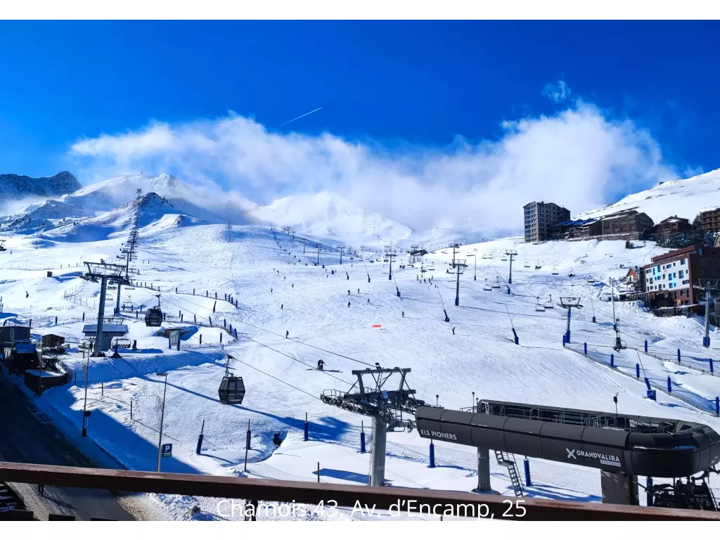 This bright studio with terrace has a wide view of the slopes. Reformed, it can accommodate up to 4 people and is fully equipped. HUT2-005745