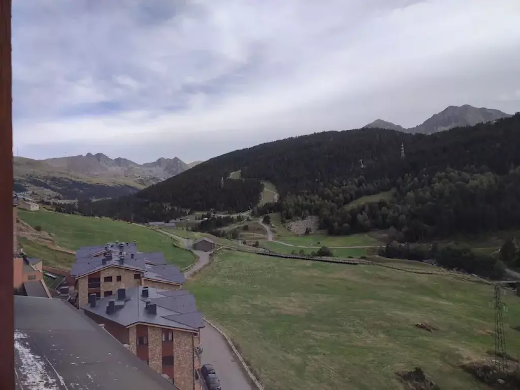 This quietly located studio in the village of Bordes d'Envalira will rest you with its mountain view balcony. Its orientation makes it a privileged place to appreciate the views of the Montmalus. Renovated and generously equipped, it is an ideal starting point for skiing and hiking. HUT1-008229