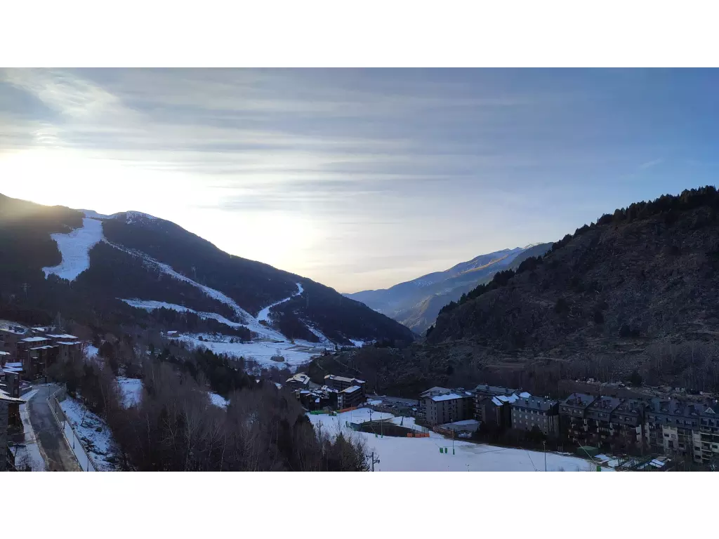 Located on the heights of Pleta de Soldeu, this apartment enjoys a view of the valley. Equipped for 4 people, you will also benefit from a covered and private parking space in the building as well as a ski locker. HUT2-006473