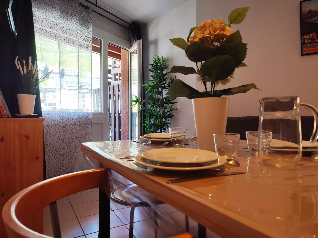 This studio with a balcony with a view of the slopes and the mountains can accommodate up to 4 people. It has a ski locker and is located in a quiet area of the village with direct access to the slopes. HUT2-005806