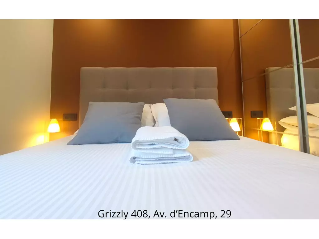 Freshly renovated, this one-bedroom apartment with a balcony is richly equipped (40-inch TV in the living room and bedroom, raclette machine, dishwasher, oven...) and only features beds with slatted bed bases. You can comfortably accommodate up to 5 people at the foot of the slopes and enjoy soundproofing. HUT2-006093