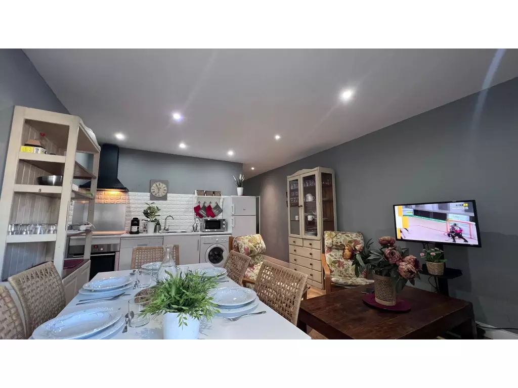 Studio with two open bedrooms and a balcony, accommodating up to 5 people at the foot of the slopes. This apartment is fully equipped: washing machine, dishwasher, ski locker right in front of the apartment...