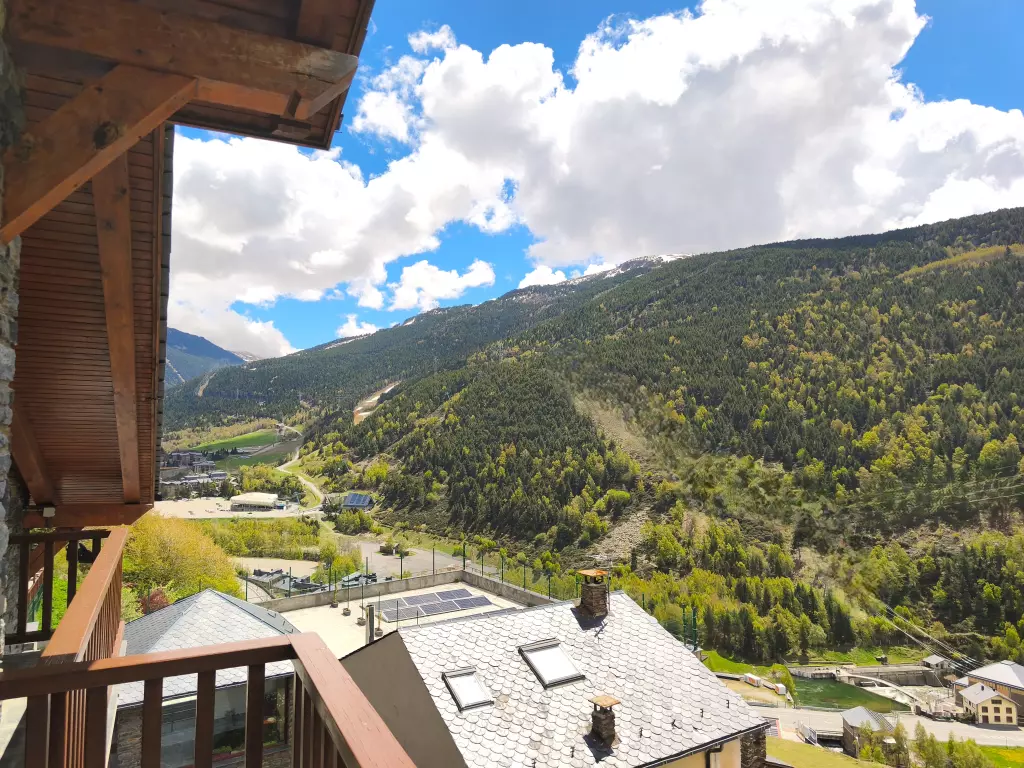 Descubre este precioso dúplex turístico situado en el corazón del tranquilo Valle de Ransol, en Andorra. Amplio, acogedor y totalmente equipado, este apartamento tiene capacidad para hasta 7 personas, siendo el lugar perfecto para disfrutar de unas vacaciones en familia o con amigos.Distribuido en dos plantas, el dúplex cuenta con dos cómodas habitaciones, una encantadora mezzanina y dos baños completos que garantizan una estancia cómoda y relajante. Además, dispone de dos terrazas privadas con impresionantes vistas a las montañas y al entorno natural del valle.Ubicado al pie de los senderos de senderismo del Valle de Ransol, el apartamento es ideal para amantes de la naturaleza y de las actividades al aire libre, tanto en verano como en invierno. La zona es conocida por sus rutas alpinas, lagos de montaña y espectaculares paisajes de los Pirineos andorranos.Disfruta de un ambiente tranquilo y auténtico de montaña, a pocos minutos de estaciones de esquí, restaurantes y servicios.El lugar perfecto para desconectar, relajarse y vivir la esencia de Andorra.