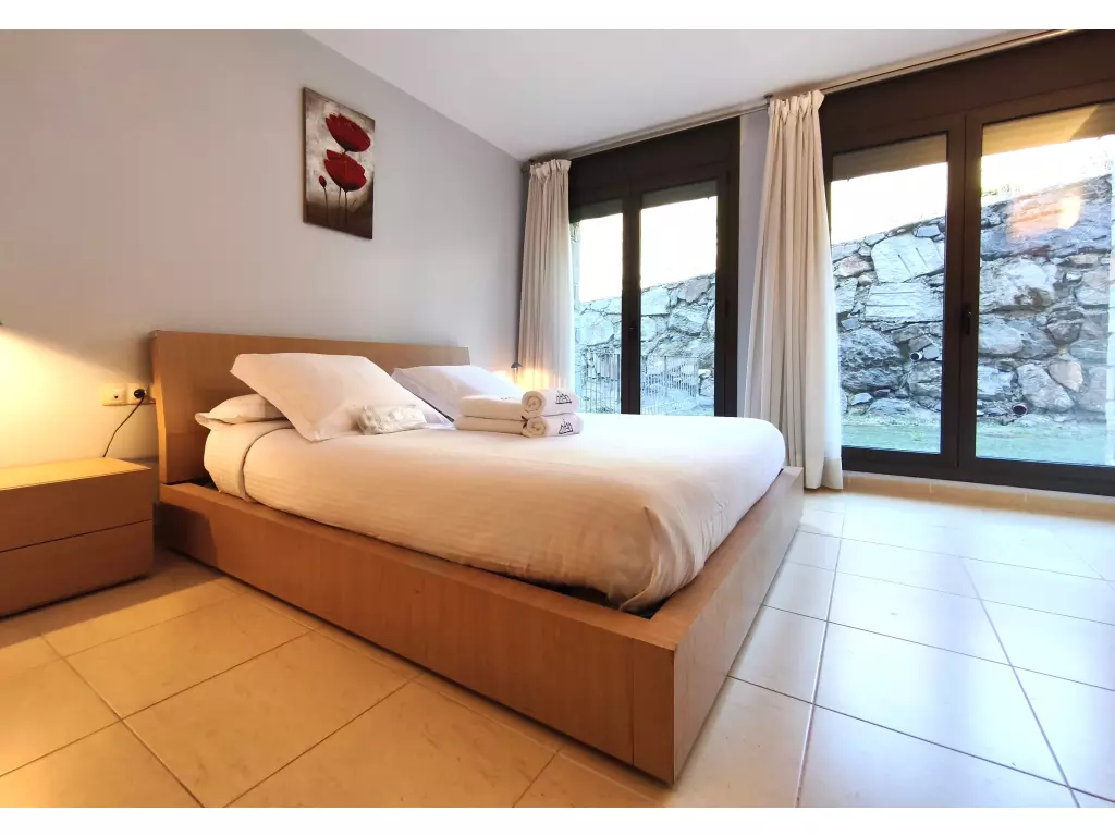 Descubre este apartamento turístico amplio y acogedor, ideal para grupos o familias de hasta 8 personas. Refinado y cálido, cuenta con 4 dormitorios, incluida una suite principal con baño privado y vestidor que garantiza intimidad y confort. Dispone de un segundo baño moderno y un aseo independiente. Totalmente equipado (cocina funcional, electrodomésticos recientes, ropa de cama de calidad, conexión a Internet), el alojamiento prioriza el confort y la practicidad desde tu llegada. Disfruta de una amplia terraza preparada para 8 personas, perfecta para comidas al aire libre y momentos compartidos, y de dos plazas de aparcamiento privadas para una estancia tranquila. La combinación ideal de elegancia y funcionalidad para una experiencia relajante.