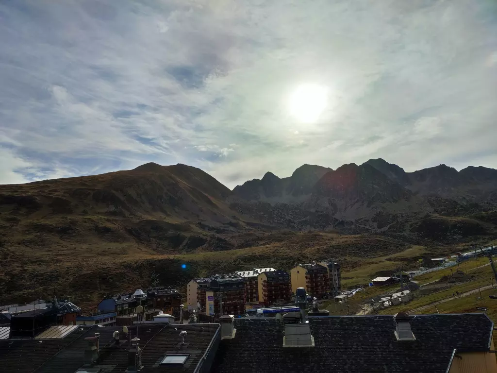 Dúplex no cerrado de dos dormitorios con vistas a la montaña. Cocina muy bien equipada y estilo montañés en este apartamento a pie de pistas que puede alojar hasta 6 personas. HUT2-005947
