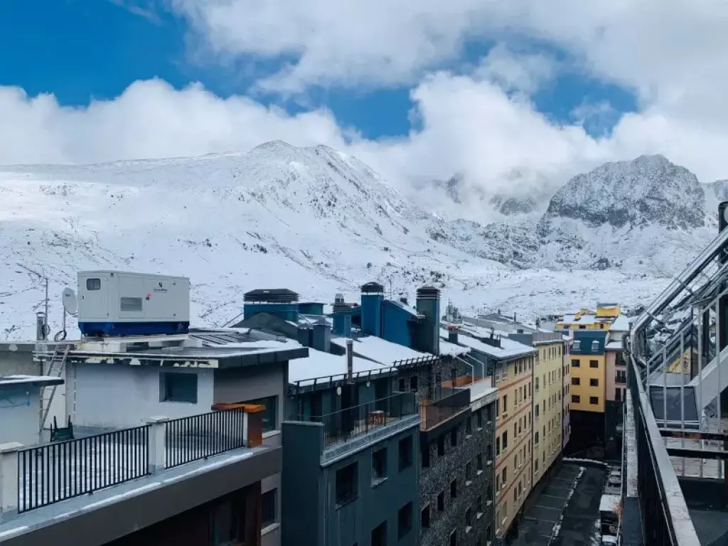 This magnificent two-bedroom apartment will allow you to enjoy a large south-east facing terrace with mountain views. You will also have superior equipment: hoven, capsule coffee maker, washing machine/Dryer etc… HUT2-005807